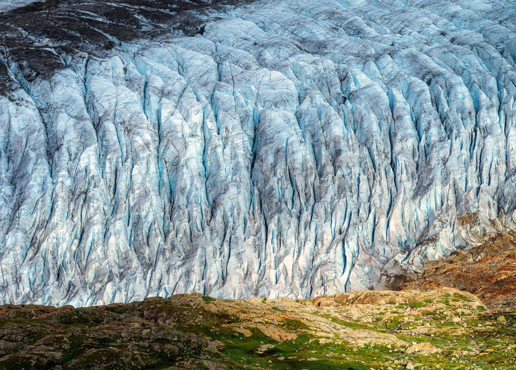 Aletschgletscher aus der Nähe | Die Gletscherspalten sind beeindruckend. Wer genau hinsieht, findet Tiere auf dem Bild. - Realisiert mit Pictrs.com