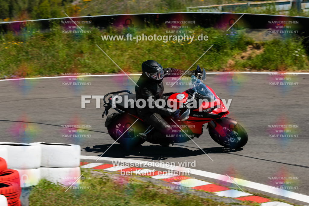 Moto-TeamOBK-22074 | Hier findet Ihr Bilder von Touristenfahrten auf der Nürburgring Nordschleife oder von anderen Veranstaltungen die ich besucht habe. Viel Spass beim Durch Schauen 