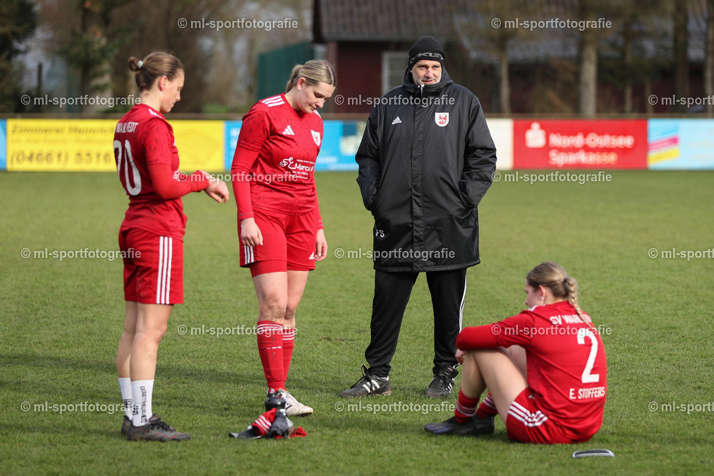 Fußball I Frauen I Saison 2025/2026 I Oberliga Schleswig-Holstein I 14. Spieltag I SV Frisia 03 Risum-Lindholm - SV Wahlstedt | Frank Stoffels (Trainer, SV Wahlstedt) im Gespräch mit seinen Spielerinnen nach dem Spiel - Realisiert mit Pictrs.com