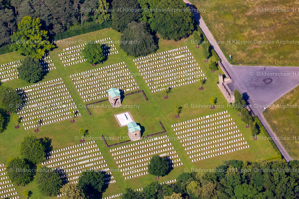 Luftbild Kamp-Lintfort-4786 | Luftbildfotografie Grabreihen auf dem Gelände des Friedhofes " Britischer Ehrenfriedhof " mit dem Denkmal " Rheinberg War Cemetery " an der Straße Am Englischen Friedhof im Ortsteil Niersenbruch in Kamp-Lintfort im Ruhrgebiet im Bundesland Nordrhein-Westfalen, Deutschland - Realisiert mit Pictrs.com