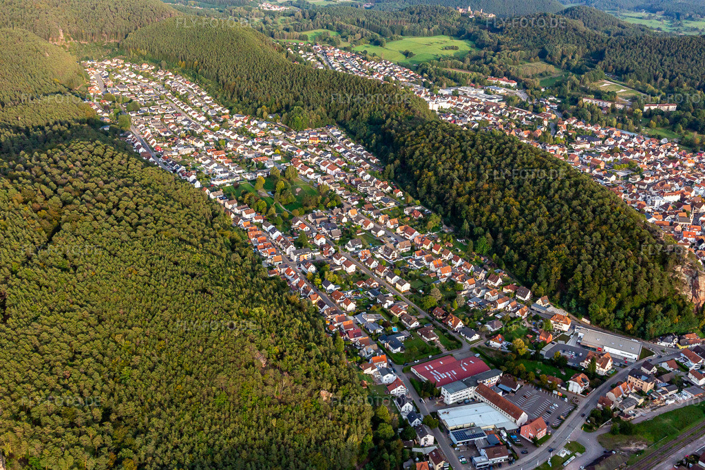 Luftbild: Am Bubenrech mit Spielplatz in Dahn im Bundesland Rheinland-Pfalz in Deutschland. Foto: IMG_139061.jpg vom 30.09.2023 durch Werner Riehm/FLY-FOTO.de