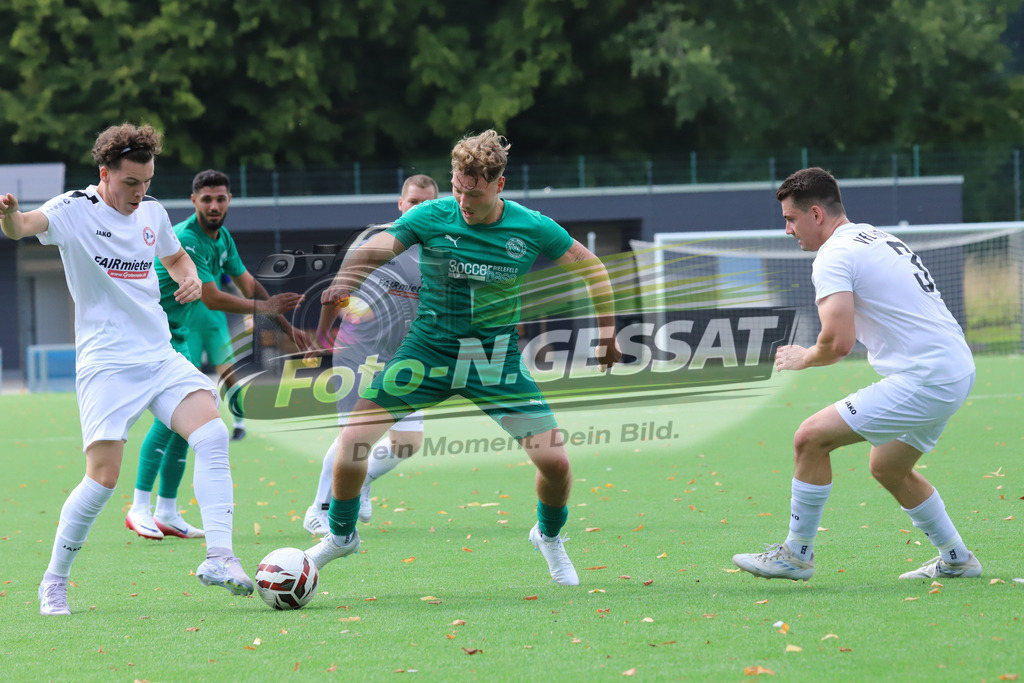 VfL Holsen - TuS GW Pödinghausen | Auf dem Bild zu sehen: weiß VfL Holsen v.l.: Sam Fischer, Nico Szyska ; grün GW Pödinghausen: Jan Luca KürtenVfL Holsen, TuS GW Pödinghausen, Saison 25/26, Kreispokal, Holsen, Deutschland - Realisiert mit Pictrs.com