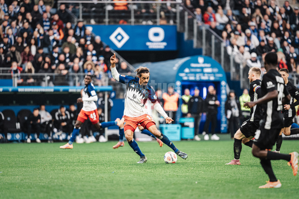 Fußball | Männer | Saison 2025/2026 | 1. Fußball-Bundesliga | 8. Spieltag | Hamburger SV vs. VfL Wolfsburg | 25.10.2025 | Yussuf Poulsen (#15, HSV) mit einem Schuss
