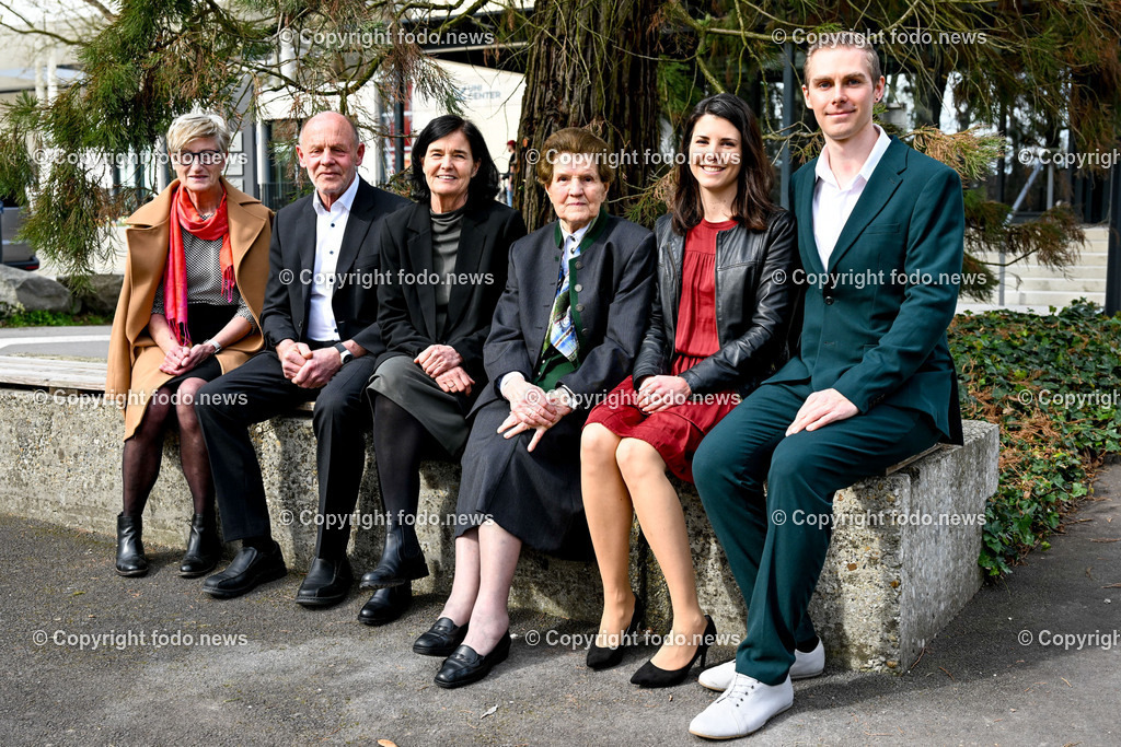 JKU_ Anna Hössinger-Kalteis_ Sub Auspiciis_ 23.03.2023-14 | 23.01.2023, Johannes Kepler Universitaet Linz, AUT, JKU, Anna Hoessinger-Kalteis, Sub Auspiciis, im Bild Anna Hoessinger-Kalteis mit Familie