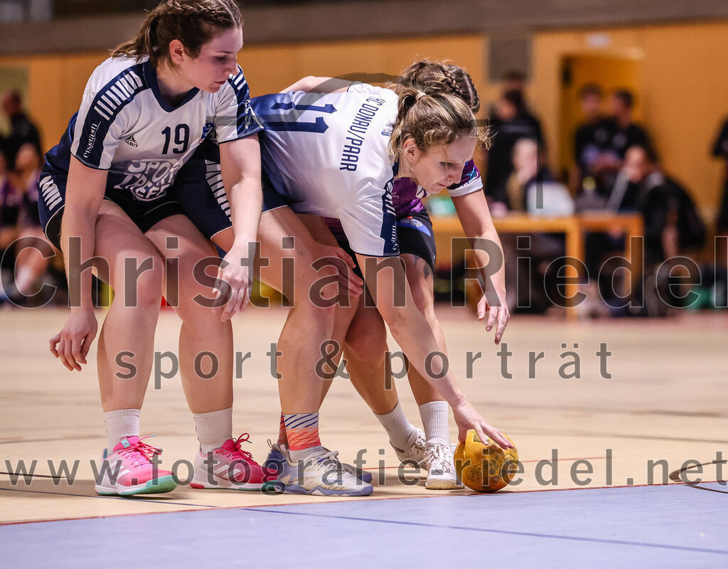 2024-11-24_112_SpVgg_Altenerding_gegen_HC_Donau-Paar_II | Erding, Deutschland, 24.11.2024:Handball, Bezirksoberliga Frauen Altbayern 2024 / 2024, 6. Spieltag, SpVgg Altenerding gegen HC Donau/Paar II, Endergebnis: 24:24Sandra Geßner (HC Donau/Paar, #19), Marina Wavrouschek (HC Donau/Paar, #11), Verena Kaiser (SpVgg Altenerding, #55)Foto: Christian Riedel / fotografie-riedel.net
