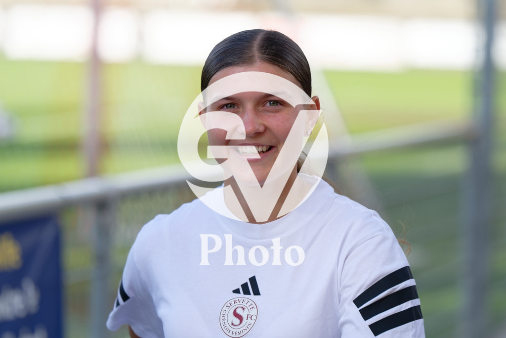 DZ8_6587_c | Switzerland: AXA Womens Super League 2025/26, Servette FC Chenois Feminin vs FC Aarau Frauen - Stade des Trois-Chene, Chene-Bourge: Players of Servette FC Chenois Feminin arrive at the stadium