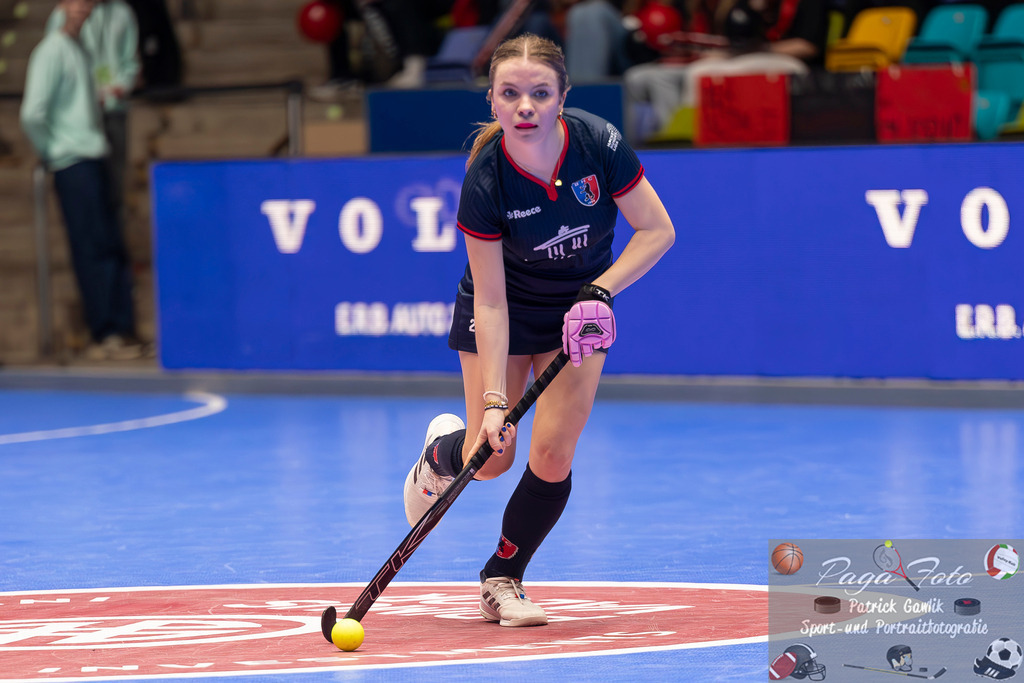 Volvo E.R.B. Final 4 Halbfinale Frauen: Der Club an der Alster - Berlienr HC, 25.01.2025 | Philine Drumm (Berliner HC #27) am Ball, Freisteller, Portrait, Porträt, Der Club an der Alster - Berlienr HC, Frankfurt, Süwag Arena, 25.1.2025 - Realisiert mit Pictrs.com