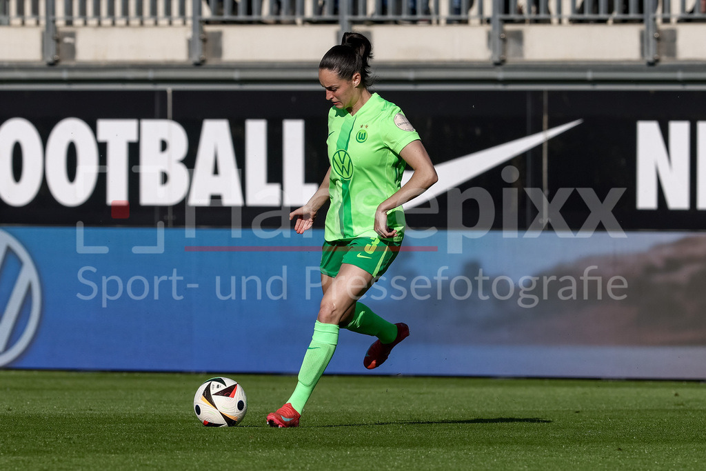 Fussball, Google Pixel Frauen-Bundesliga, VfL Wolfsburg - TSG 1899 Hoffenheim | Caitlin Dijkstra (VfL Wolfsburg, 3) am Ball, Freisteller, Einzelbild, Ganzkörper, Aktion, Action, Spielszene, DIE DFB-RICHTLINIEN UNTERSAGEN JEGLICHE NUTZUNG VON FOTOS ALS SEQUENZBILDER UND/ODER VIDEOÄHNLICHE FOTOSTRECKEN. DFB REGULATIONS PROHIBIT ANY USE OF PHOTOGRAPHS AS IMAGE SEQUENCES AND/OR QUASI-VIDEO.