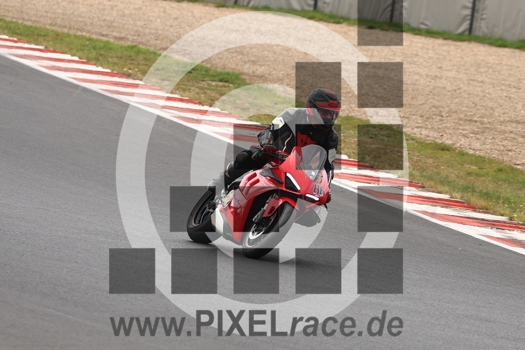 0086-20250822_03790 | Schöne Erinnerungen an spannende Momente - das festzuhalten ist unser Job. PIXELrace.de ist seit 2003 auf den Rennstrecken Europas unterwegs um die Action draußen beim Fahren und die wunderbare Stimmung imm Fahrerlager für euch einzufangen.