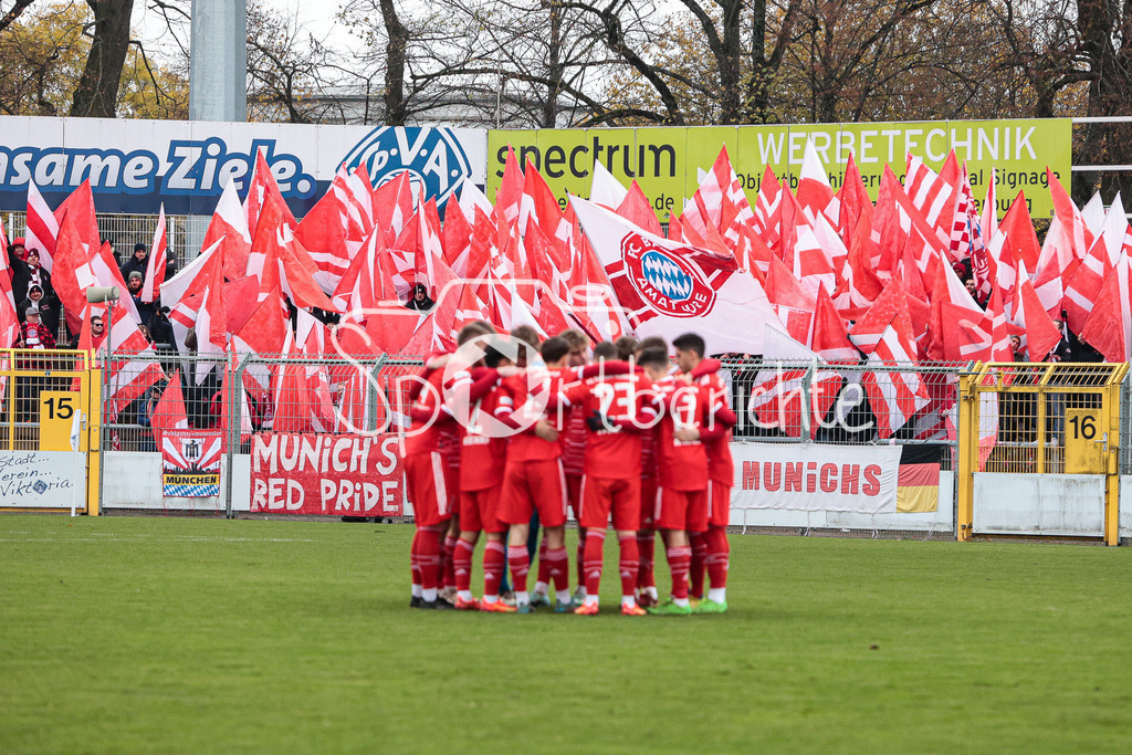 SV Vikoria Aschaffenburg - FC Bayern Amateure | Die Gaeste motivieren sich nochmal vor ihren Fans