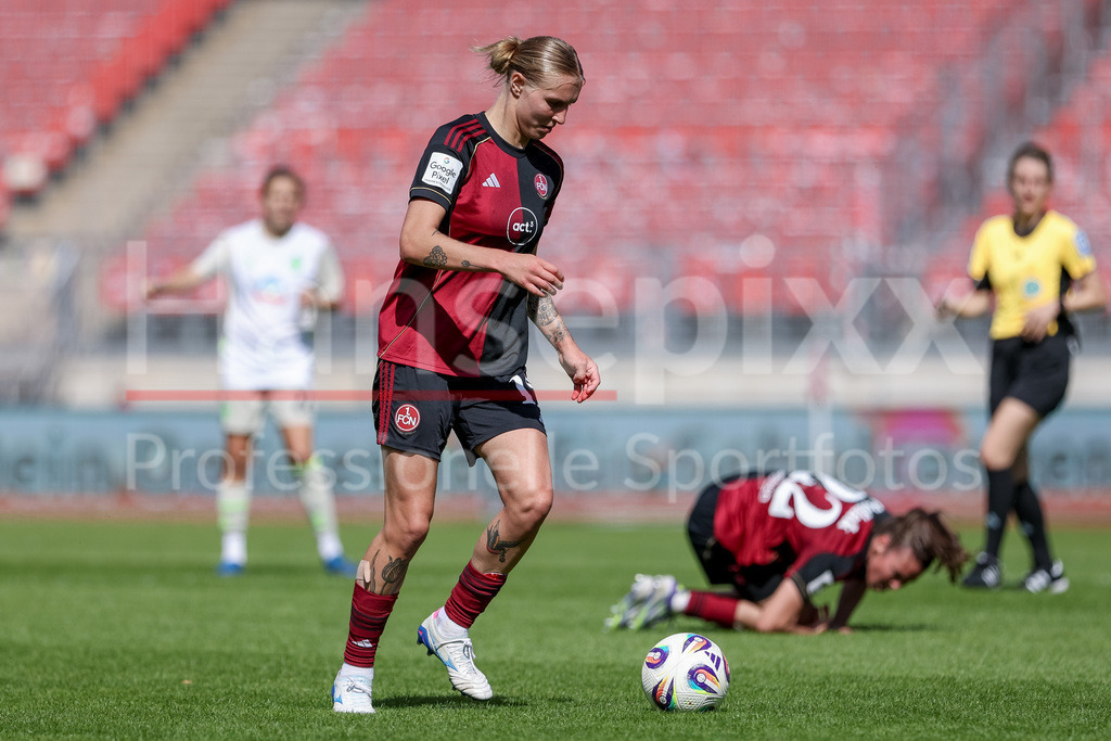 Fussball, Google Pixel Frauen-Bundesliga, 1. FC Nürnberg - SV Werder Bremen | Oliwia Wos (1. FC Nürnberg, 15) am Ball, Einzelbild, Ganzkörper, Aktion, Action, Spielszene, DIE DFB-RICHTLINIEN UNTERSAGEN JEGLICHE NUTZUNG VON FOTOS ALS SEQUENZBILDER UND/ODER VIDEOÄHNLICHE FOTOSTRECKEN. DFB REGULATIONS PROHIBIT ANY USE OF PHOTOGRAPHS AS IMAGE SEQUENCES AND/OR QUASI-VIDEO.