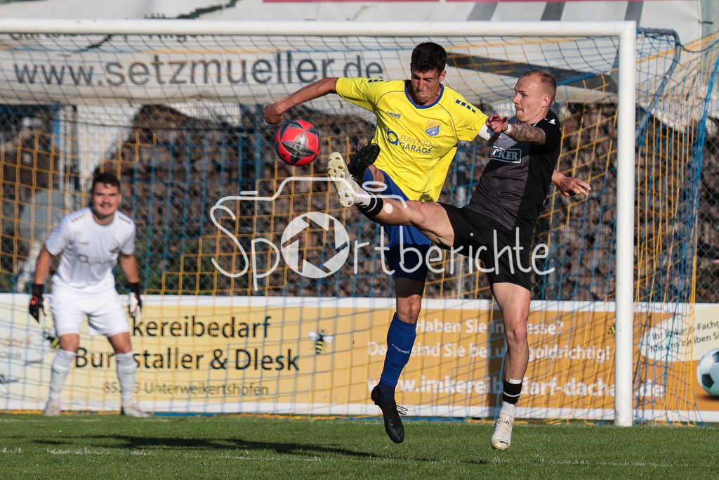 FC Pipinsried - SV Wacker Burghausen | Simon RAUSCHEDER (FCP #5) im Duell mit Thomas WINKLBAUER (SVW #21)