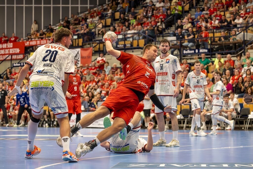 2. HBL (Handball-Bundesliga), Saison 2025/26, 34. Spieltag: Eulen Ludwigshafen gegen TV 05/07 Hüttenberg | 2. HBL (Handball-Bundesliga), Saison 2025/26, 34. Spieltag: Eulen Ludwigshafen gegen TV 05/07 Hüttenberg***Frederic Stüber (2, Ludwigshafen) mit dem erfolgreichen Abschluss - Realisiert mit Pictrs.com