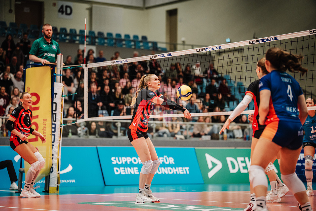 Volleyball | Frauen | Saison 2025/2026 | Volleyball Bundesliga | ETV Hamburger Volksbank Volleys vs. VC Wiesbaden | 14.03.2026 | Alexa Sophie Thaden (#15, ETV Hamburger Volksbank Volleys) spielt den Ball