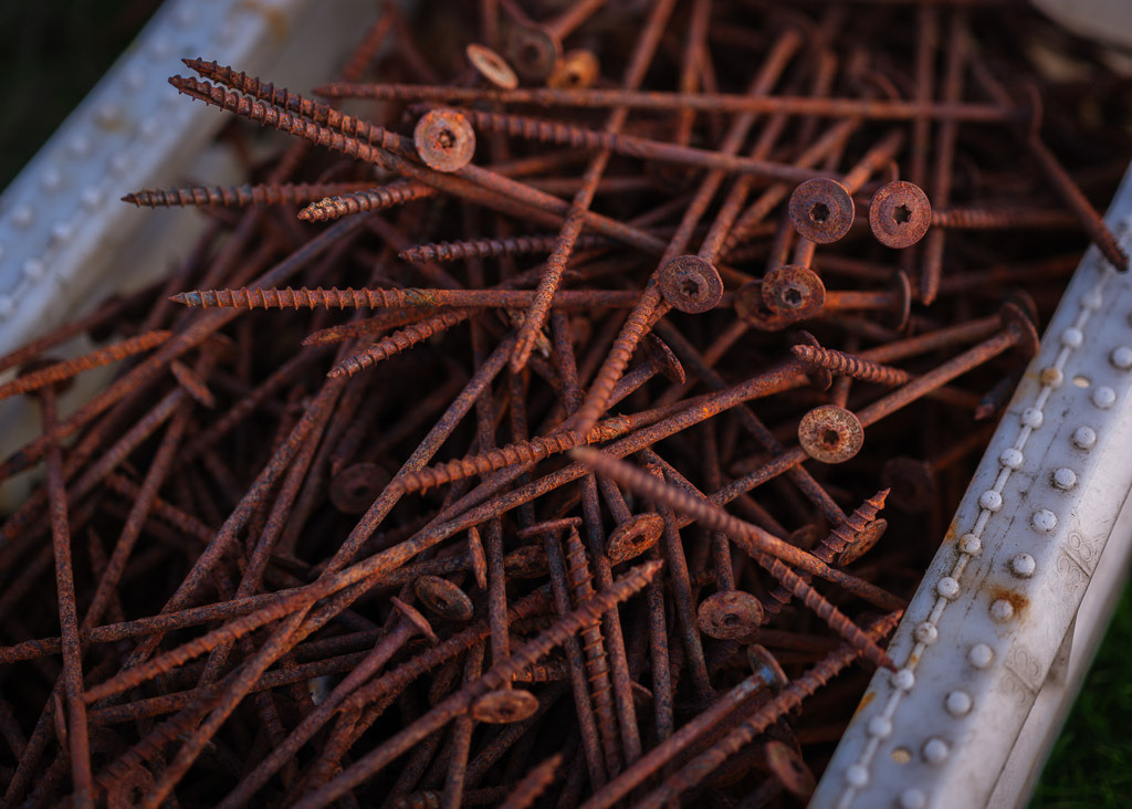 zeitenwende-farbe-01-17 | Letztes Abendlicht setzt Boote, Brücken und das Material der Fischer auf dem Holm in Schleswig an der Schlei in Szene. Selbst diese alten Schrauben mit ihrer rostigen Patine wirken so äußerst fotogen. - Realisiert mit Pictrs.com