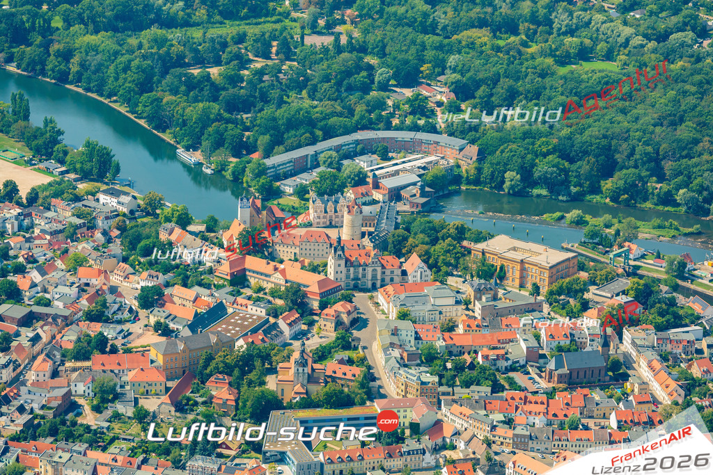 Schloß Bernburg Bild- Das Luftbild wurde 2025 vom UL-Flugzeug heraus erstellt ( keine Drohne bzw. Drohnenaufnahme ) - Hochauflösende Luftaufnahme -Nicht vergleichbar mit Google Maps oder Satelittenbilder- Die Geschenkidee !Mit Lizenz und Bildrechte bestellbar - CC
