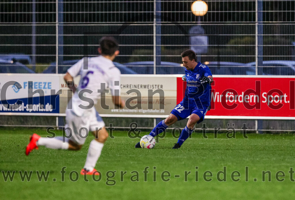 2023-08-01_039_FC_Finsing_gegen_SpVgg_Altenerding | Finsing, Deutschland, 01.08.2023:
Fußball, TOTO Pokal 2023 / 2024, 1. Spieltag, FC Finsing gegen SpVgg Altenerding, Endergebnis: 0:5

Dominik Frisch (SpVgg Altenerding, #6), Torwart Tobias Forchhammer (FC Finsing, #22)

Foto: Christian Riedel / fotografie-riedel.net