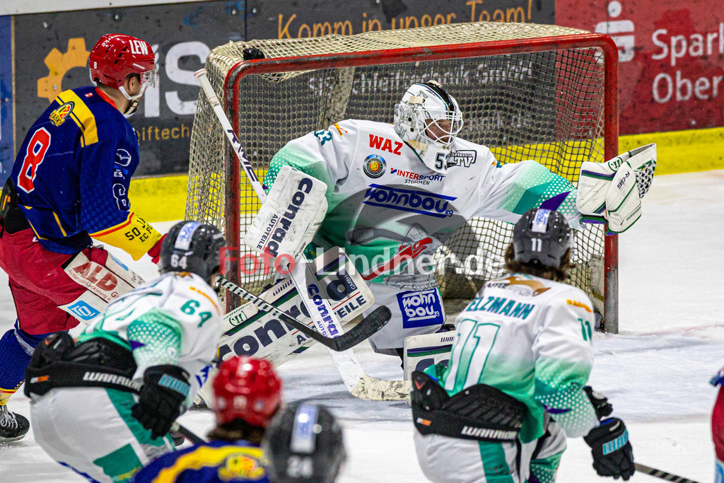 Achtelfinale Spiel 2 EC Peiting vs ESC Wohnbau Moskitos Essen | Eishockey Oberliga Süd Playoffs 2023/2024, Achtelfinale Spiel 2 EC Peiting vs ESC Wohnbau Moskitos Essen, 20240305,
Bastian FLOTT-KUCIS (Moskitos Goalie 53) in Aktion,
2024-03-05 in Peiting (Eisstadion)
8 Felix BRASSARD (ECP 8), 53 Bastian FLOTT-KUCIS (Moskitos Goalie 53), 64 Niklas HEYER (Moskitos 64), 11 Lars STELZMANN (Moskitos 11)
Copyright: WolfgangxLindner foto-lindner.de