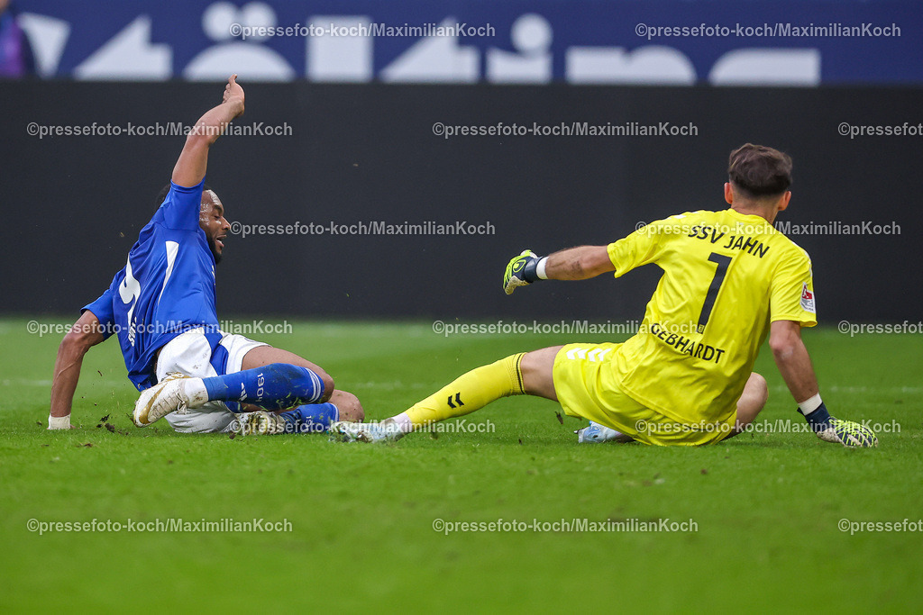Schalke10112401039 | 10.11.2024, Fußball, FC Schalke 04 - SSV Jahn Regensburg, 2. Fußball Bundesliga, Veltins-Arena Gelsenkirchen, Saison 2024 2025: Moussa Sylla (S04 #9) scheitert an Torwart Felix Gebhardt (Jahn-Regensburg #1)DFB regulations prohibit any use of photographs as image sequences and or quasi-video.