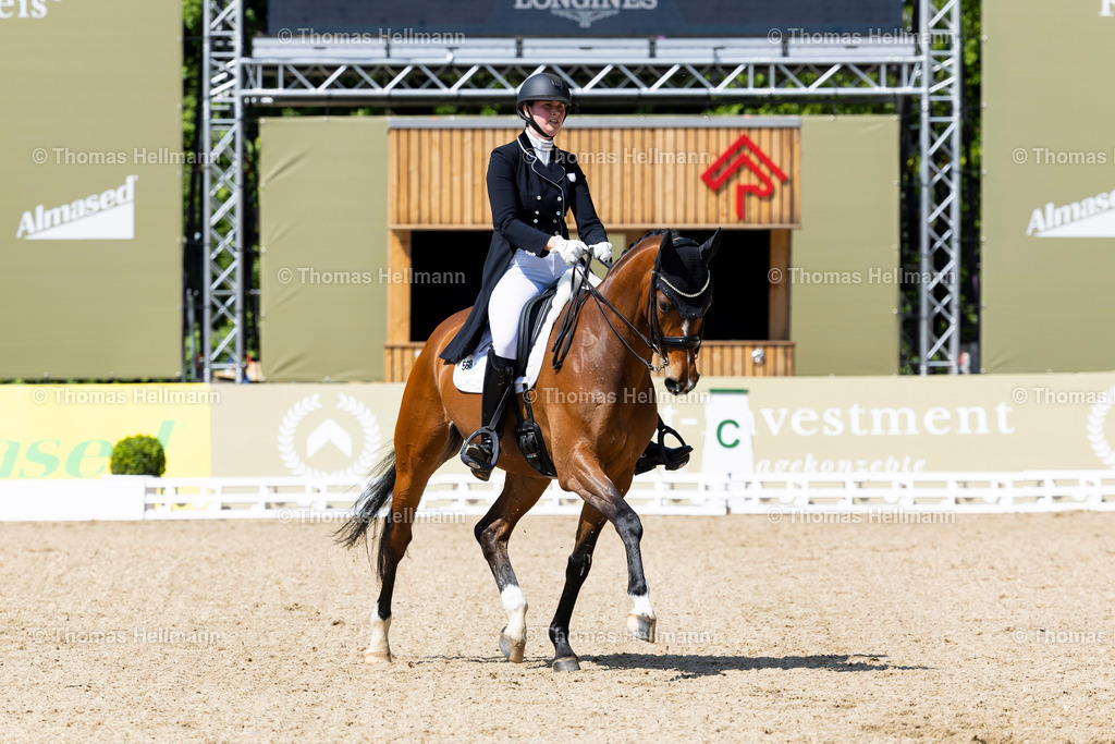 TH_568-NICOLAYSEN Cara (GER)_ Sun of my heart_17965 | Deutsches Spring- und Dressur-Derby 2024 am 10.05.24 in Hamburg, 568NICOLAYSEN Cara (GER), Sun of my heart
