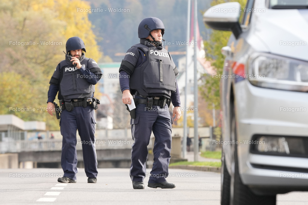 20221111 Amoklauf in Mittelschule Haselstauden | DORNBIRN, OESTERREICH - 11. NOVEMBER: Polizeieinsatz waehrend des Amoklaufs in der Mittelschule Haselstauden in Mittelschule Haselstauden on November 11, 2022 in Dornbirn, Austria.