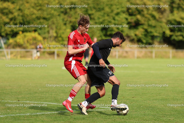 Fußball I Herren I Saison 2025-2026 I Verbandsliga Süd I 7. Spieltag I SV Schackendorf - SV Azadi Lübeck I 06.09.2025.155 | v.l. Lennart Jannes Willig (21, SV Schackendorf), Halo Ali (25, SV Azadi Lübeck) - Realisiert mit Pictrs.com