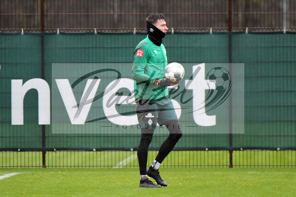 20200129_TRASVW_0051 | Fußball, Herren: Torhüter Jiri Pavlenka (SV Werder Bremen) schaut beim Training des SV Werder Bremen am 29.01.2020 im wohninvest Weserstadion in Bremen, Deutschland.(Foto von Nico Paetzel) - Realisiert mit Pictrs.com