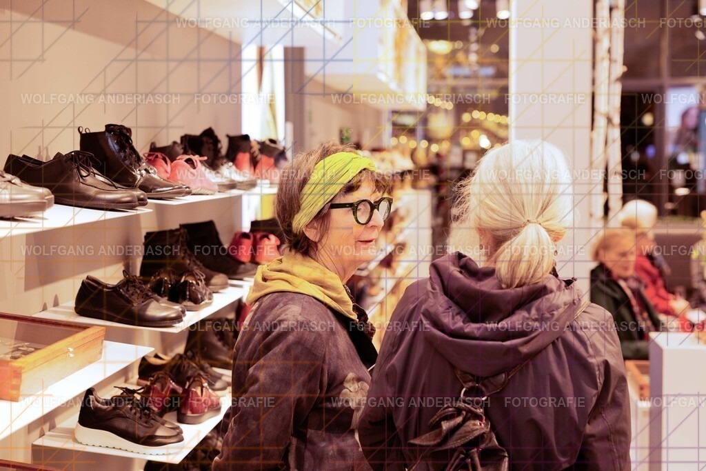 20251130-104724_Schmuck_R3A_0100_wa | Eine besondere Vernissage mitten im Flagship-Store von BÄR Schuhe in Frankfurt: Schmuck trifft auf orthopädische Schuhkunst, Design auf Wohlgefühl. Zwischen funkelnden Details und anatomischer Präzision entstand ein Abend voller Stil, Inspiration und echter Handwerksqualität. Ein herzliches Dankeschön an Alexandra Feirer für die großartige Gastfreundschaft und diesen stimmungsvollen Rahmen. - Realisiert mit Pictrs.com