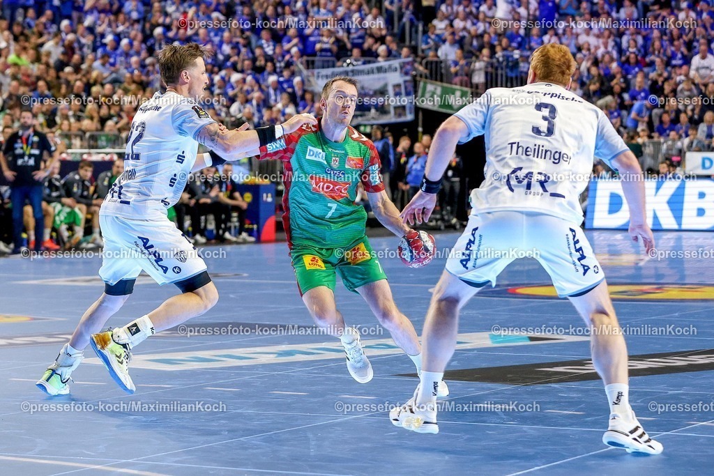 xSSCx19042601029 | 19.04.2026, xsscx, Handball, DHB-Pokal Lidl Final4, Spiel um Platz 3, TBV Lemgo-Lippe - SC Magdeburg, Saison 2025 / 2026 Herren, Lanxess Arena, Köln: Adam Nyfjäll (TBV Lemgo Lippe #22) im Zweikampf gegen Felix Claar (SC Magdeburg #07) und Nicolai Theilinger (TBV Lemgo Lippe #03) Photo: xSandraxScherningxPressefotoKochx