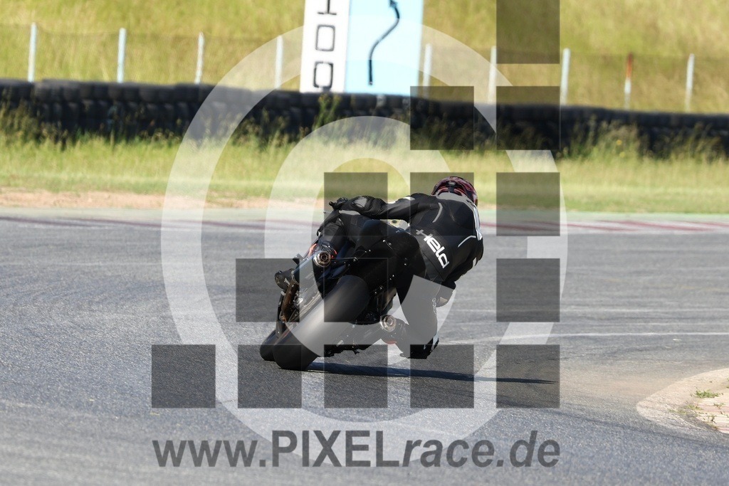 0870-20240605_37067 | Schöne Erinnerungen an spannende Momente - das festzuhalten ist unser Job. PIXELrace.de ist seit 2003 auf den Rennstrecken Europas unterwegs um die Action draußen beim Fahren und die wunderbare Stimmung imm Fahrerlager für euch einzufangen.