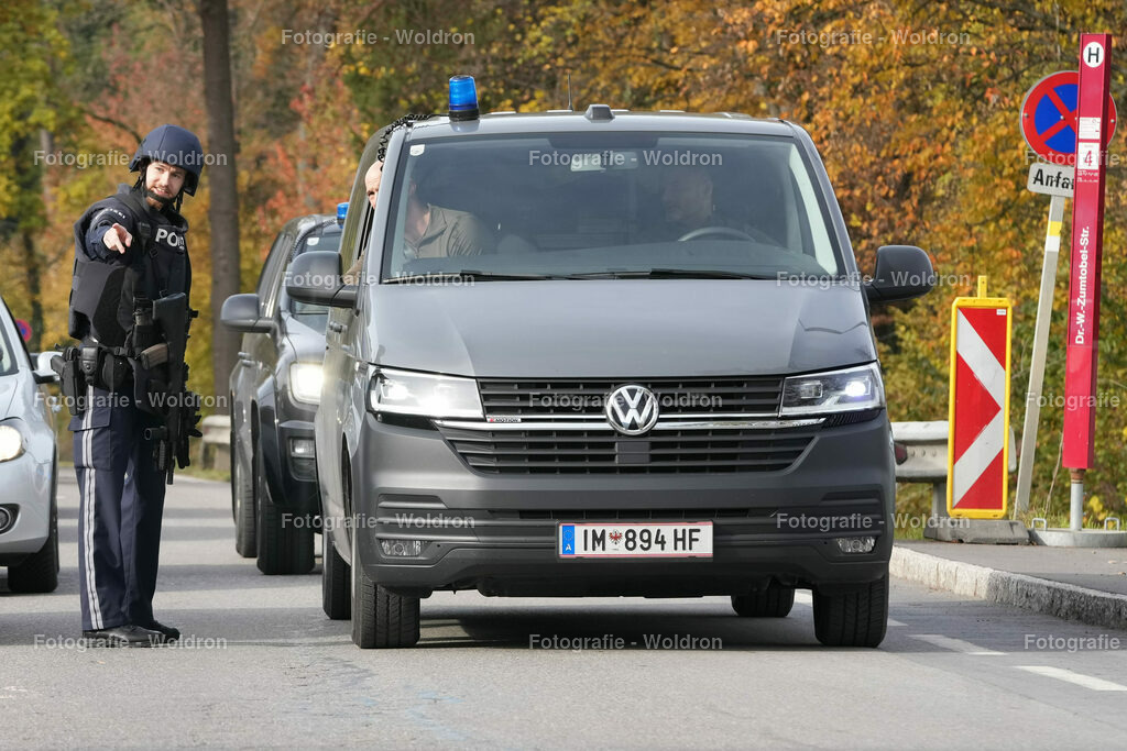 20221111 Amoklauf in Mittelschule Haselstauden | DORNBIRN, OESTERREICH - 11. NOVEMBER: Polizeieinsatz waehrend des Amoklaufs in der Mittelschule Haselstauden in Mittelschule Haselstauden on November 11, 2022 in Dornbirn, Austria.