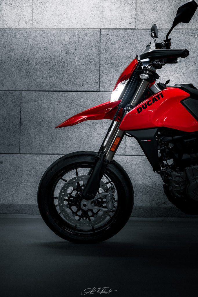 Hypermotard 698 Mono | Entdecken Sie die faszinierende Welt von Alexander Tschuncky Arts: Kreative Fotografie, atemberaubende Automobilkunst und hochwertiger Bilderdruck. Lassen Sie sich inspirieren! - Realisiert mit Pictrs.com