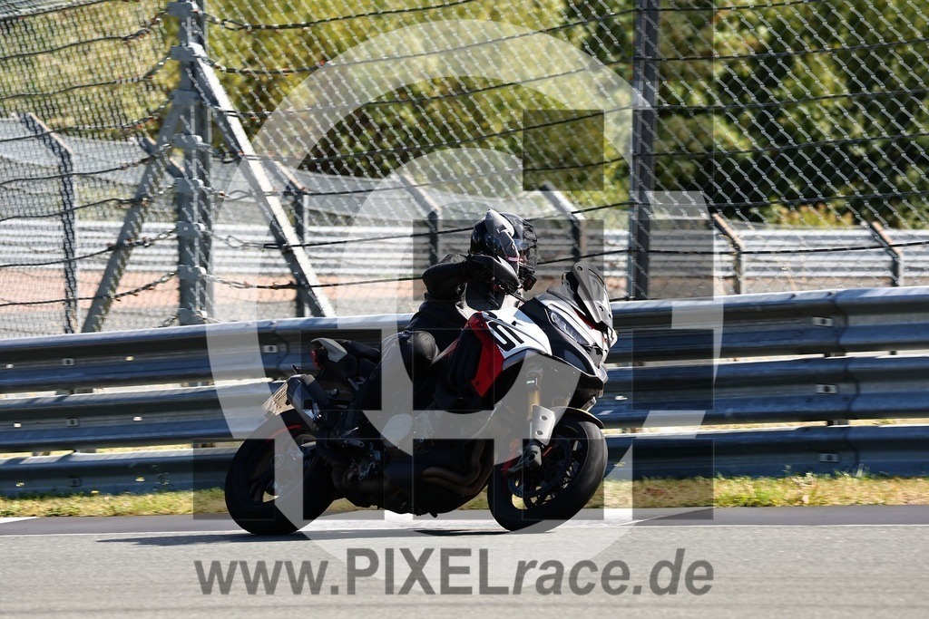 0021-20250915_00601 | Schöne Erinnerungen an spannende Momente - das festzuhalten ist unser Job. PIXELrace.de ist seit 2003 auf den Rennstrecken Europas unterwegs um die Action draußen beim Fahren und die wunderbare Stimmung imm Fahrerlager für euch einzufangen.