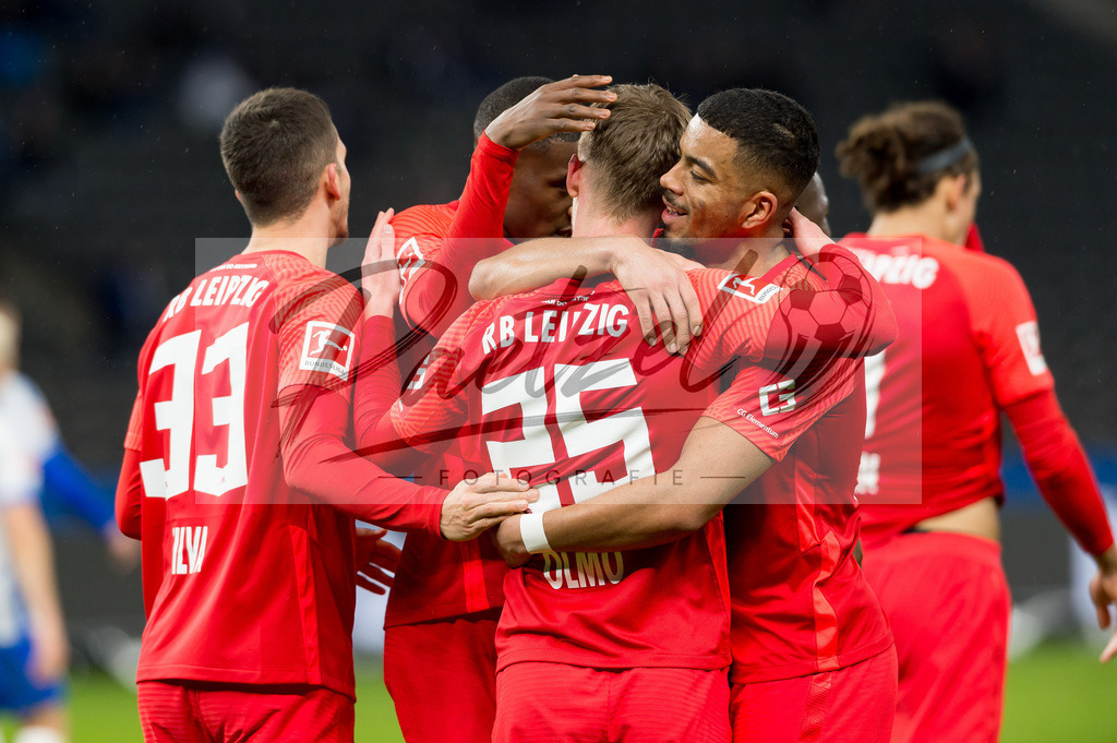 BSCRBL20220220_082 | Fussball, Herren: Dani Olmo (RB Leipzig) Torjubel, jubelt mit seiner Mannschaft nach dem Treffer zum 1:5 bei dem Spiel der 1. Bundesliga zwischen Hertha BSC und RB Leipzig im Olypiastadion am 20.02.2022 in Berlin, Deutschland.DFB / DFL REGULATIONS PROHIBIT ANY USE OF PHOTOGRAPHS AS IMAGE SEQUENCES AND/OR QUASI-VIDEO. - Realisiert mit Pictrs.com