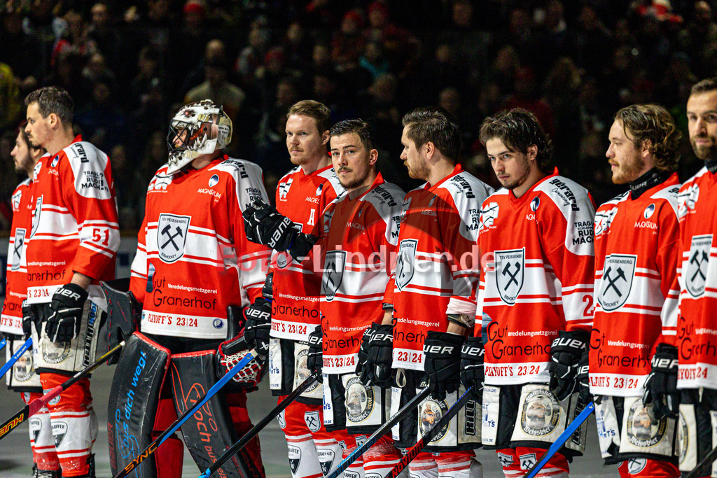 Spiel 1 Finale TSV Peißenberg Miners vs EHC Königsbrunn | Eishockey Bayernliga Playoffs 2023/2024, Spiel 1 Finale TSV Peißenberg Miners vs EHC Königsbrunn, 20240322,
Eröffnung,
2024-03-22 in Peißenberg (Eisstadion)
77 Bernhard SCHMID (Miners 77)
Copyright: WolfgangxLindner foto-lindner.de