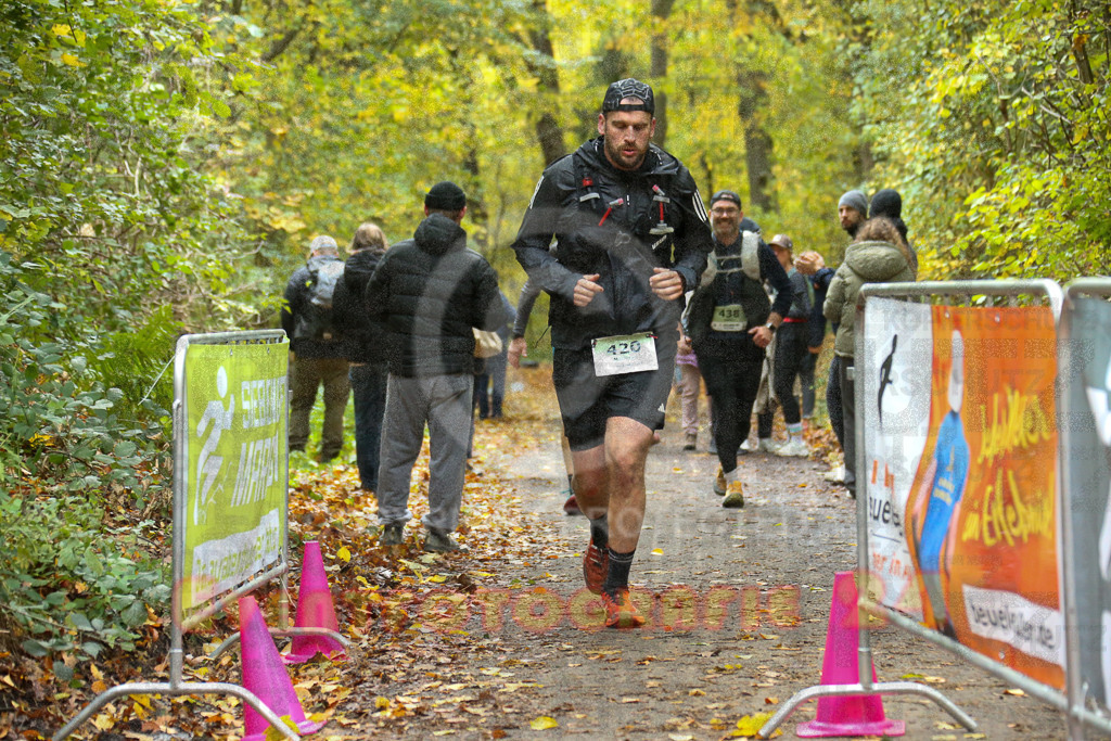 251026_1333_EX1_3615 | Sportfotografie im Rhein-Sieg Kreis, Köln, Bonn, NRW, Rheinland Pfalz, Hessen, etc. Unser Tätigkeitsfeld umfasst den Laufsport vom Volkslauf über den Marathon, Duathlon, Triathon bis zum Ultralauf wie Kölnpfad Ultra oder Schindertrail.