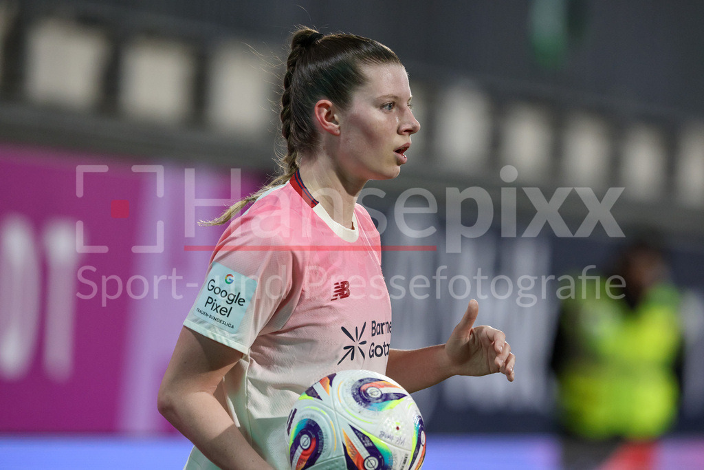 Fussball, Google Pixel Frauen-Bundesliga, VfL Wolfsburg - Bayer 04 Leverkusen | Claudia Wenger (Bayer 04 Leverkusen, 5) beim Einwurf, Aktion, Action, Spielszene, Portrait, Nahaufnahme, Einzelfoto, Einzelbild, DIE DFB-RICHTLINIEN UNTERSAGEN JEGLICHE NUTZUNG VON FOTOS ALS SEQUENZBILDER UND/ODER VIDEOÄHNLICHE FOTOSTRECKEN. DFB REGULATIONS PROHIBIT ANY USE OF PHOTOGRAPHS AS IMAGE SEQUENCES AND/OR QUASI-VIDEO.