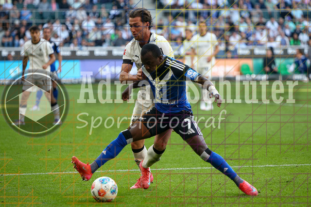 Borussia Mönchengladbach vs Hamburger SV - Bundesliga  | Mönchengladbach, Deutschland, 24.08.25:   Joseph Michael Scally (Borussia Mönchengladbach) und Jean-Luc Dompe (Hamburger SV) im Kampf um den Ball waehrend des Spiels der Bundesliga zwischen Borussia Mönchengladbach vs Hamburger SV im Stadion im Borussia Park(Foto von Brauer-Fotoagentur / Adrian Schlueter)