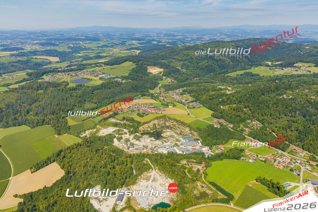 Schrägluftbild  Berbing  Hauzenberg - Das Luftbild wurde 2025 vom UL-Flugzeug heraus erstellt ( keine Drohne ) - Hochauflösende Luftaufnahme -Nicht vergleichbar mit Google Maps oder Satelittenbilder- Die Geschenkidee !Mit Lizenz und Bildrechte bestellbar