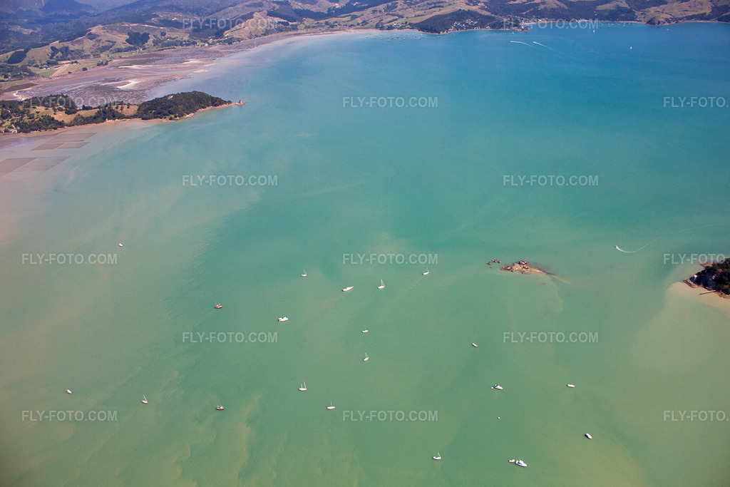 Aerial view: View of the town in the district Wyuna Bay in Coromandel in the state Waikato, New Zealand. – Photo: IMG_55746.jpg taken on 01/12/2013 by Werner Riehm/FLY-FOTO.com – Resolution of the original: 4752 x 3168 px