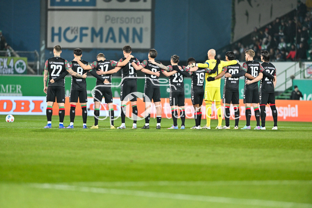 SpVgg Greuther Fürth - 1. FC Magdeburg | FUERTH, GERMANY - 06. FEBRUARY: im Bild das Team der Gäste bei der Schweigeminute vor dem Match zwischen der SpVgg Greuther Fürth und dem 1. FC Magdeburg am 21. Spieltag der 2. Bundesliga im Sportpark Ronhof Thomas Sommer