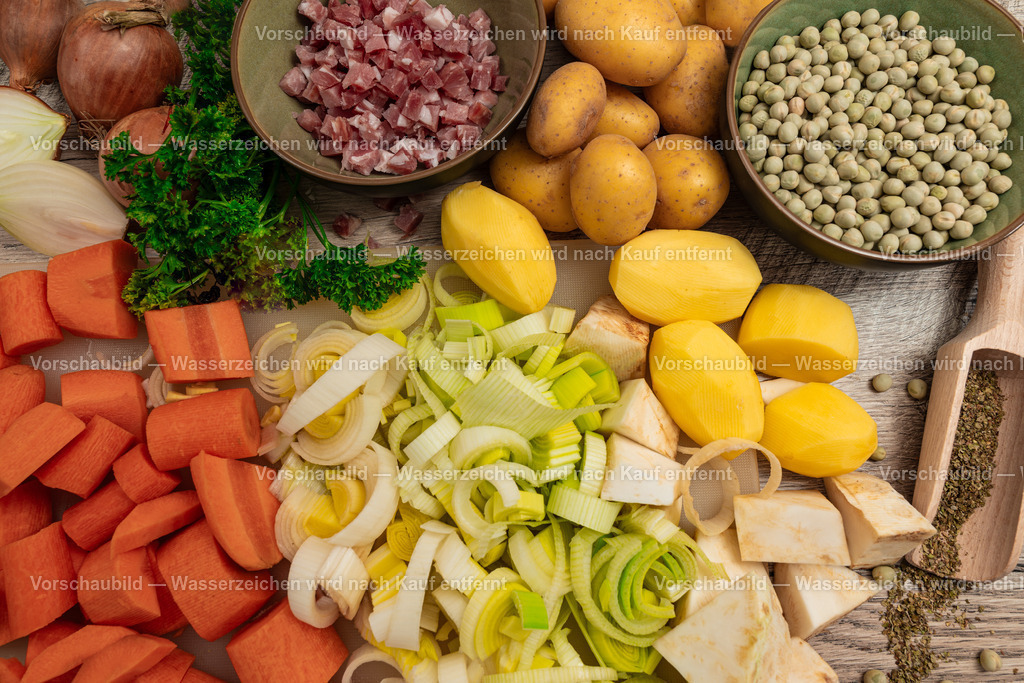 rohe Zutaten für eine deftige Erbsensuppe | rohe Zutaten für eine deftige Erbsensuppe, Tabletop Aufnahme - Realisiert mit Pictrs.com