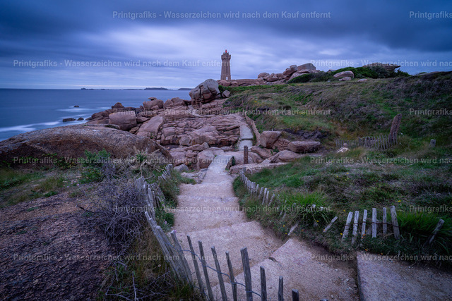 Pfad zum Leuchtturm an der bretonischen Küste | Ein schmaler Küstenpfad führt durch die Felsenlandschaft zu einem Leuchtturm an der bretonischen Küste. Das kühle Abendlicht, die raue Umgebung und das Meer im Hintergrund erzeugen eine stille, maritime Atmosphäre. - Realisiert mit Pictrs.com