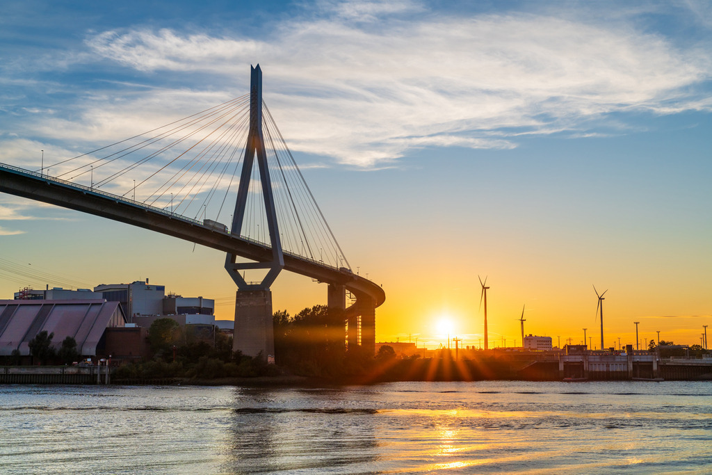 10230926 - Sonnenuntergang an der Köhlbrandbrücke | Blick auf die Köhlbrandbrücke bei einer schönen abendlichen Lichtstimmung.