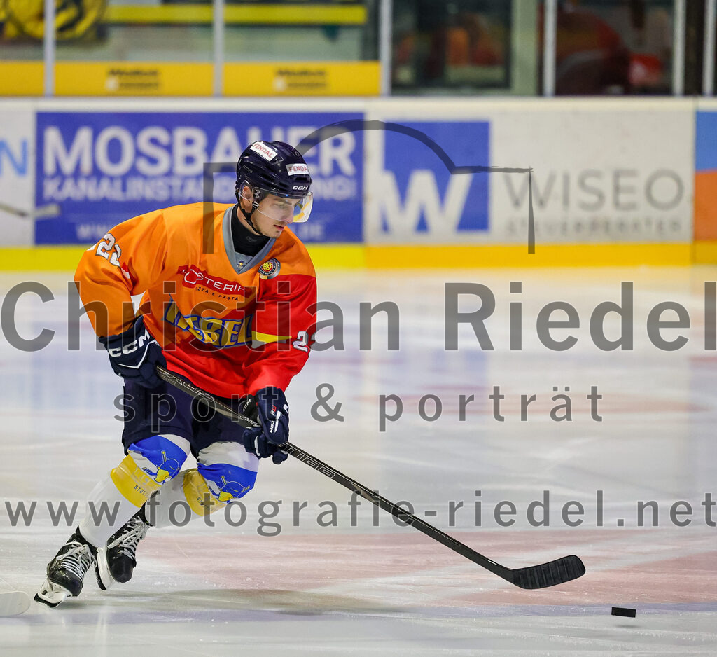 2025-12-05_005_TSV_Erding_gegen_Stuttgart_Rebels | Erding, Deutschland, 05.12.2025:Eishockey, Oberliga Süd 2025 / 2026, 23. Spieltag, TSV Erding gegen Stuttgart Rebels, Endergebnis: 5:6Wyatt Schingoethe (Stuttgart Rebels, #22)Foto: Christian Riedel / fotografie-riedel.net