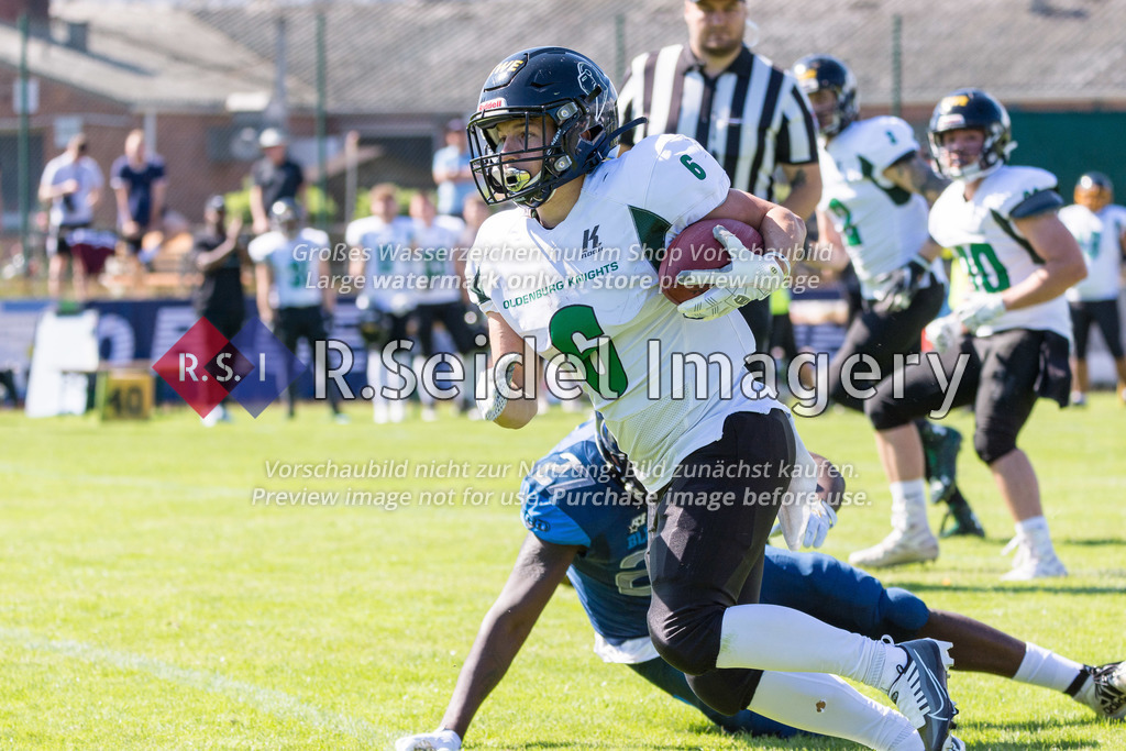 American Football, Saison 2022, Regionalliga Nord, Hamburg Blue Devils - Oldenburg Knights, Dr.-Hermann-Schnell-Sportplatz (Hamburg), 06.08.2022, 07. Gameweek | Nils Bünger (#6, Oldenburg, DE)