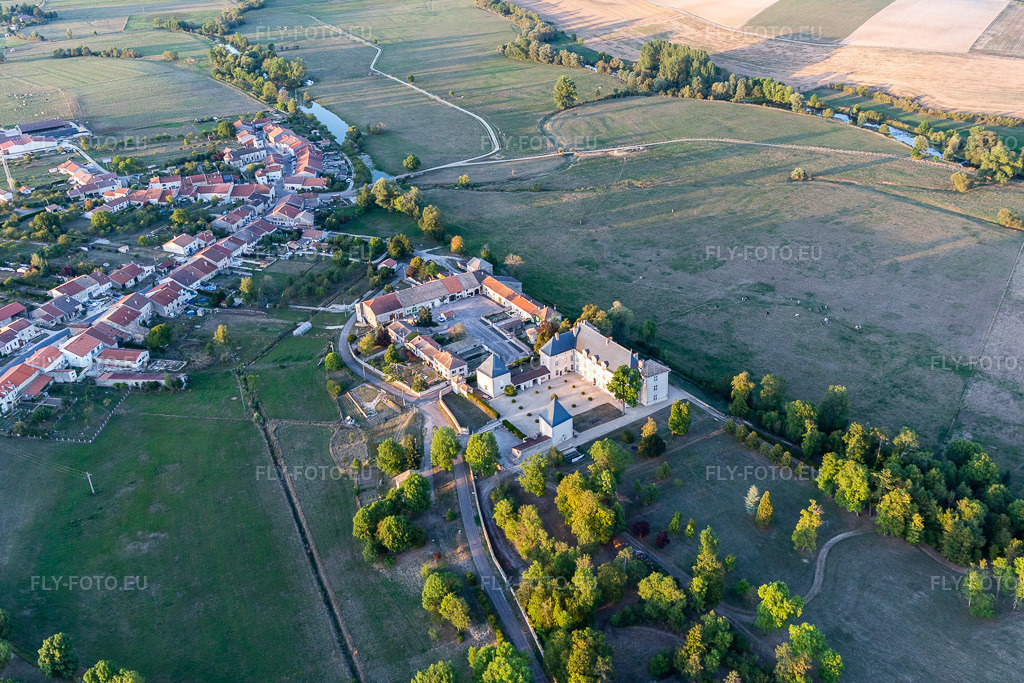 Vue aérienne: Château de Montbras à Montbras dans le département Meuse, France. Photo: IMG_118366.jpg prise le 15/09/2019 par Werner Riehm/FLY-FOTO.eu – Résolution de l'original: 4864 x 3243 px