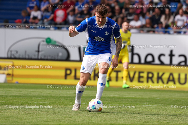 2400414_svdvsscf_2156 Kopie | Darmstadt, 14.04.2024 xjfx 1.Bundesliga SV Darmstadt 98 - SC Freiburg v.l., Matej Maglica (SV Darmstadt 98)  am Ball, Freisteller, Einzelbild, Ganzkörper, Aktion, Action, Spielszene





(DFL/DFB REGULATIONS PROHIBIT ANY USE OF PHOTOGRAPHS as IMAGE SEQUENCES and/or QUASI-VIDEO) - Realisiert mit Pictrs.com