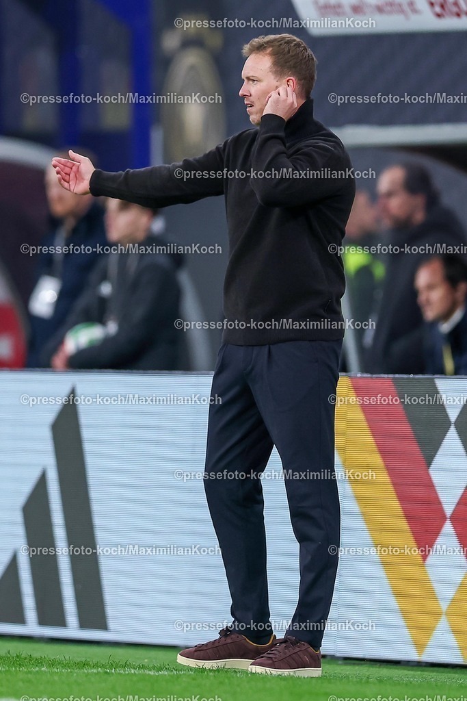 DFB17112501137 | 17.11.2025, Fußball, Länderspiel, WM-Qualifikation Europa, Deutschland - Slowakei, Red Bull Arena (Leipzig), 10. Spieltag, Saison 2025 2026: Nationaltrainer Julian Nagelsmann (GER #hc) gestikulierend am Spielfeldrand   Regulations prohibit any use of photographs as image sequences and or quasi-video.