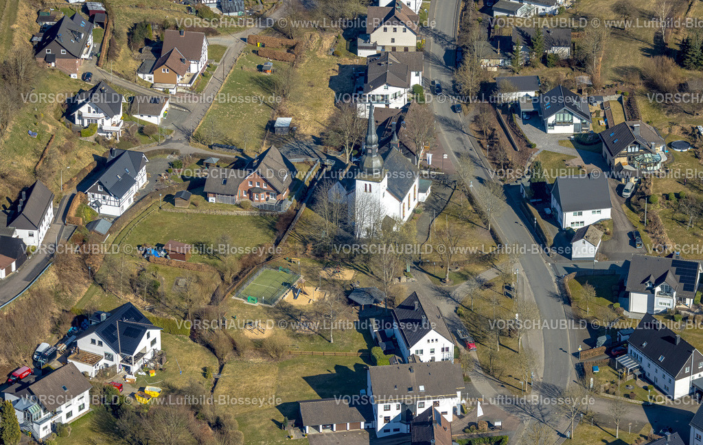 Olpe250308256Neukleusheim | Luftbild, Wohngebiet Ortsansicht Ortsteil Neuenkleusheim mit St. Georg Kirche, Stachelau, Olpe, Sauerland, Nordrhein-Westfalen, Deutschland